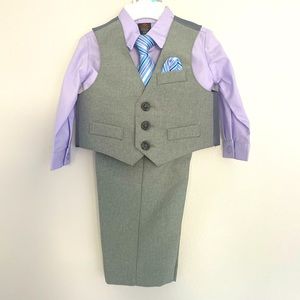 New With Tags Boys suit 4 pieces